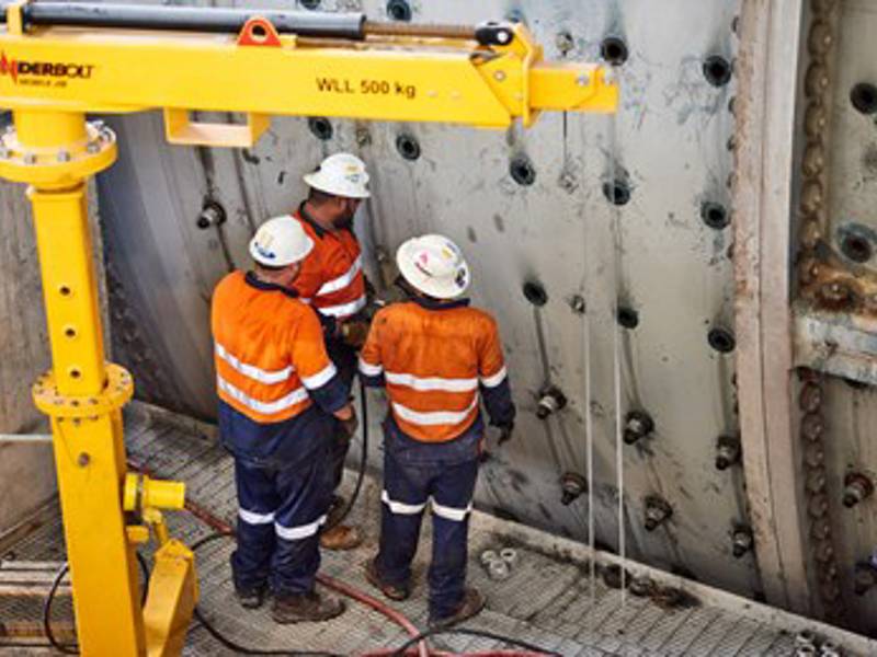 THUNDERBOLT Hydraulic Mobile and Fixed Jibs and Mill Relining Crew