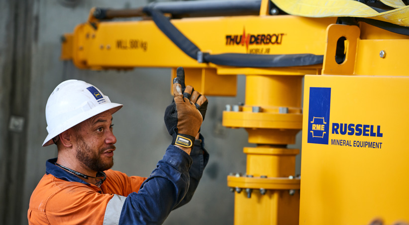 Un Técnico de Servicio al Cliente de RME inspeccionado Jibs Fijos y Móviles de Accionamiento Hidráulico THUNDERBOLT