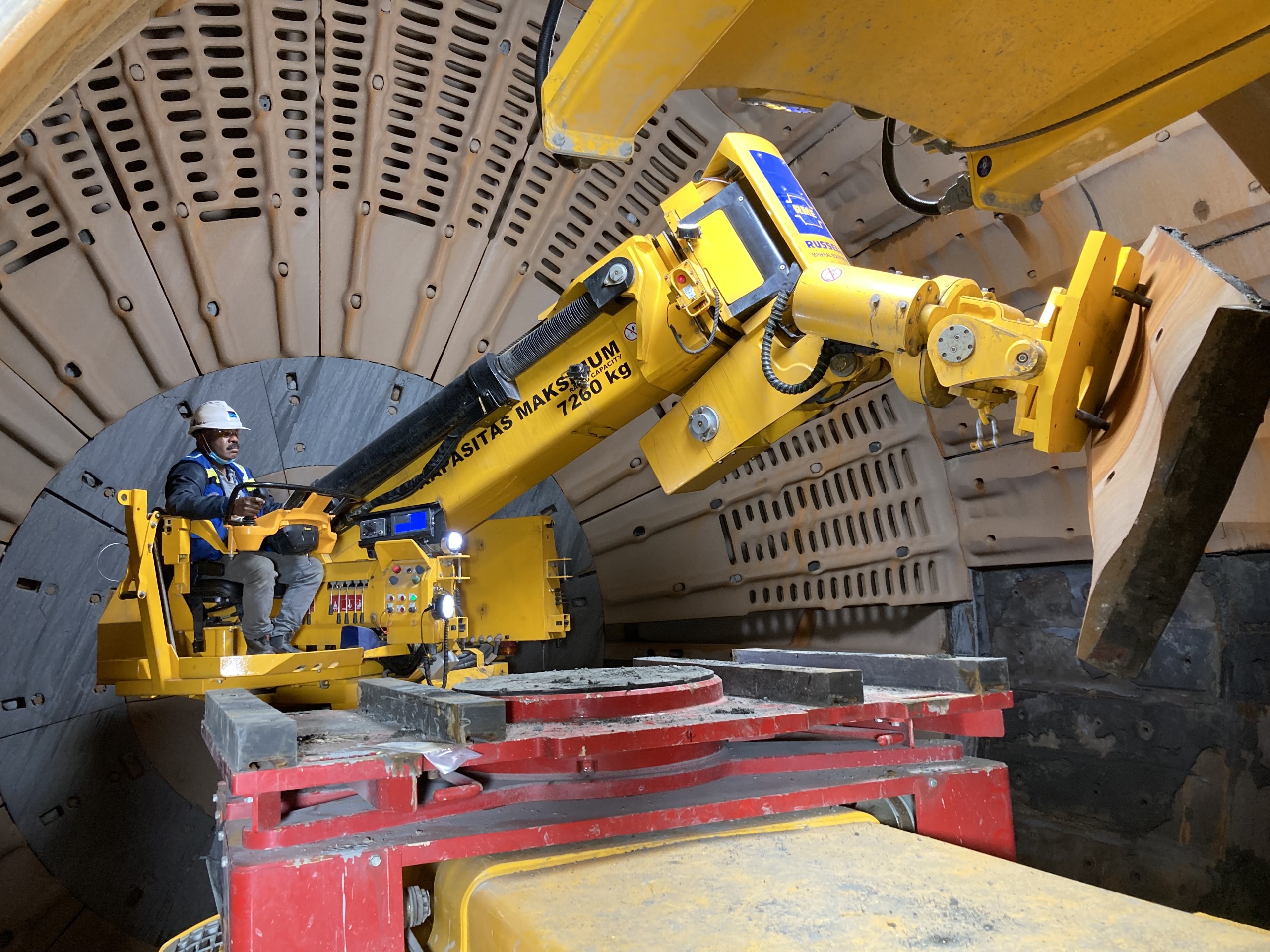 Una Máquina para Revestir Molinos RUSSELL con la herramienta ShellXtract de INSIDEOUT de RME para retirar corazas de la pared, sin cuadrilla trabajando sobre la carga en zonas peligrosas
