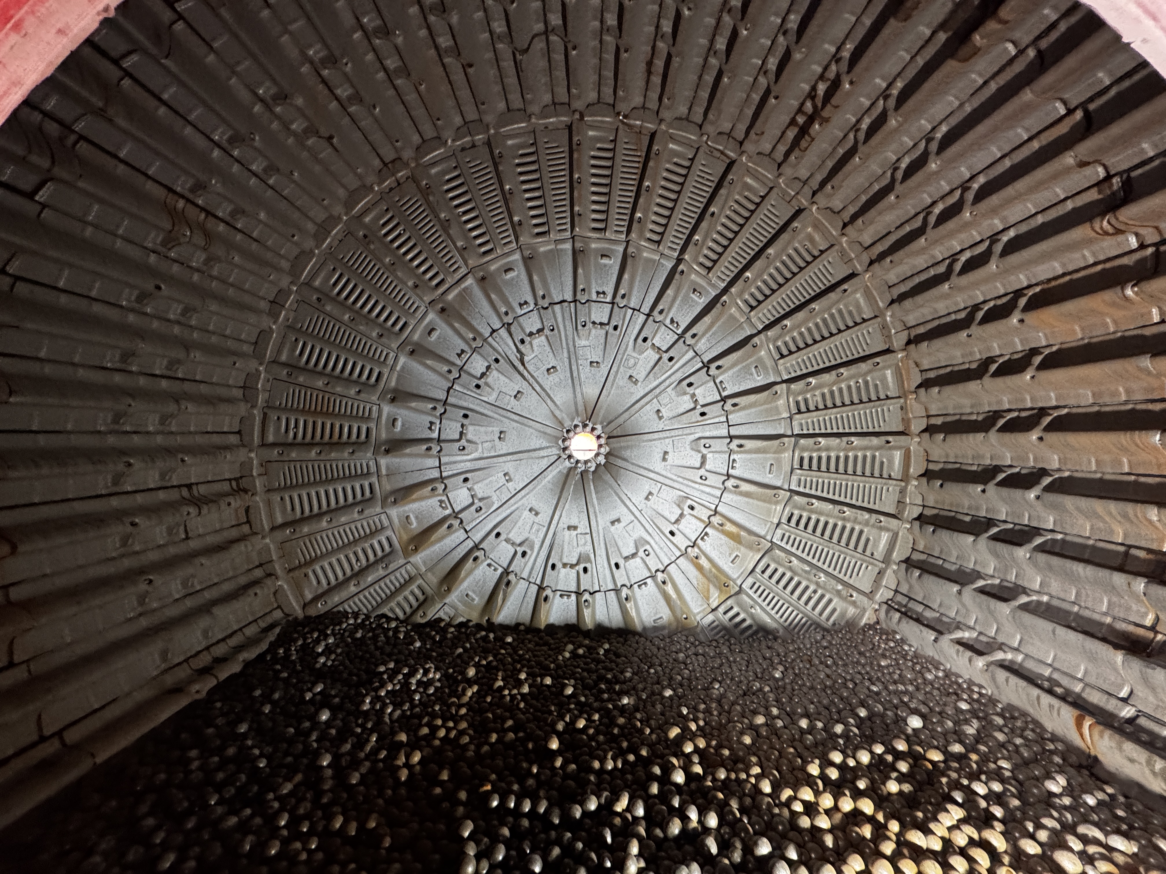 Vista interior de un molino, que muestra parrillas y bolas de acero