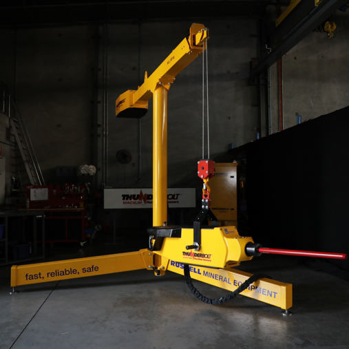 Jib Móvil THUNDERBOLT MAGNUM sosteniendo un Martillo sin Culatazo THUNDERBOLT MAGNUM 2000